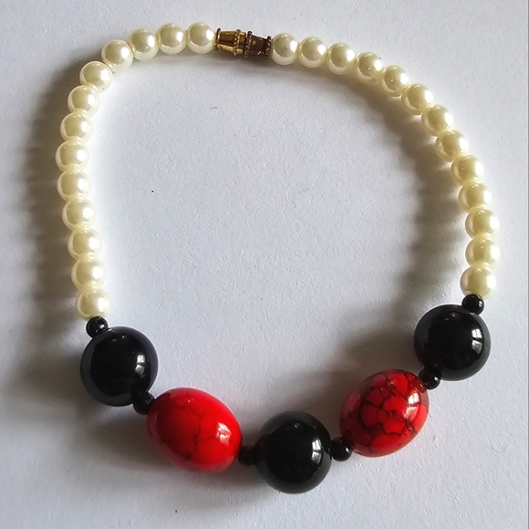 Beaded bracelet faux pearls black red plastic beads - Picture 1 of 6